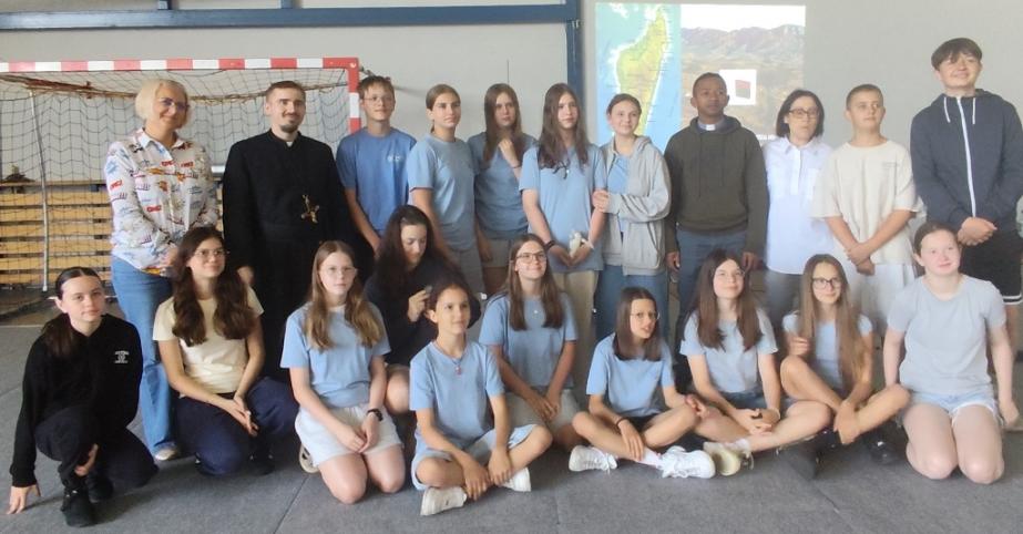 Ks. Etienne z Madagaskaru odwiedził SP12 w Siedlcach w ramach współpracy z Fundacją Dzieci Afryki „Szkoła Szkole”