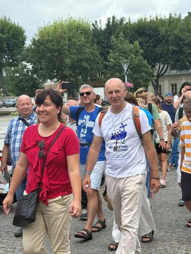 Pielgrzymkowy szlak zapełnia się kolejnymi grupami. Wieczorem pierwsze wspólne spotkanie w Grębkowie